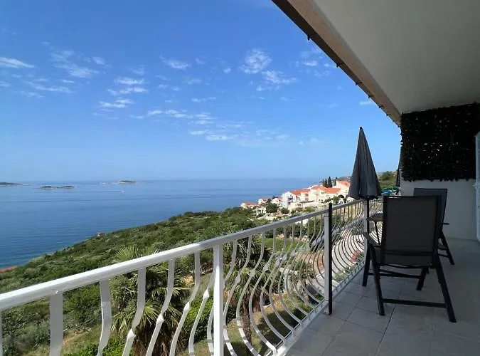 Dom Lovrenko * Mlini